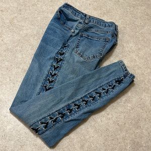 JUNIOR HIGHWAY JEANS WITH LACE UP SIDE SEAMS IN A LIGHT BLUE WASHED DENIM